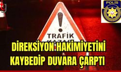 Direksiyon hakimiyetini kaybedip duvara çarptı