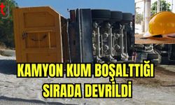 Kamyon kum boşalttığı sırada devrildi