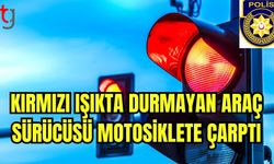 Kırmızı ışıkta durmayan araç sürücüsü motosiklete çarptı