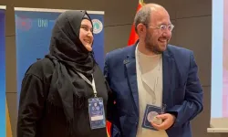 10 yıllık eşine sempozyumda sürpriz evlilik teklifi!