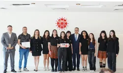 İzmir'de 400 öğrenci gazetecilikle 'Yarınlara İz Bırak'tı