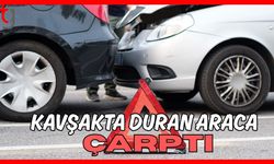 Kavşakta duran araca çarptı