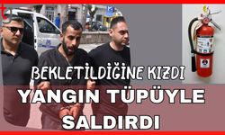 Bekletildiğine kızdı yangın tüpüyle saldırdı