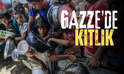 Gazze'de kıtlık derinleşti: Filistinliler yere saçılan unları topluyor