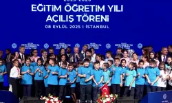 Yeni dönem açılışında 'Maarif' mesajı... Zilleri öğrencilerle birlikte çaldı