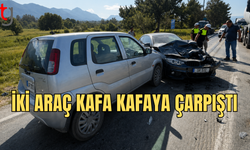 İki Araç Kafa Kafaya Çarpıştı !