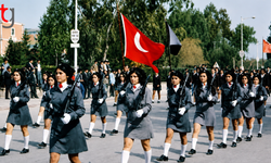 KIBRIS TÜRK KADINININ CESARETİNİ ANLATAN UNUTULMAZ FOTOĞRAF