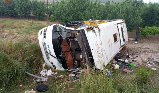 Isparta'da tur otobüsünün devrildiği kazada 5 kişi hayatını kaybetti, 25 kişi yaralandı