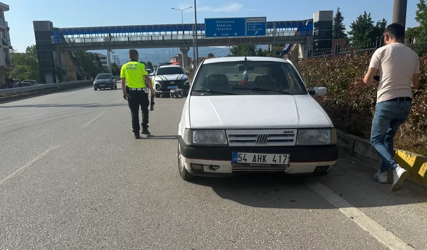 Düzce'de kamyonun sıkıştırdığı araç bariye çarptı!