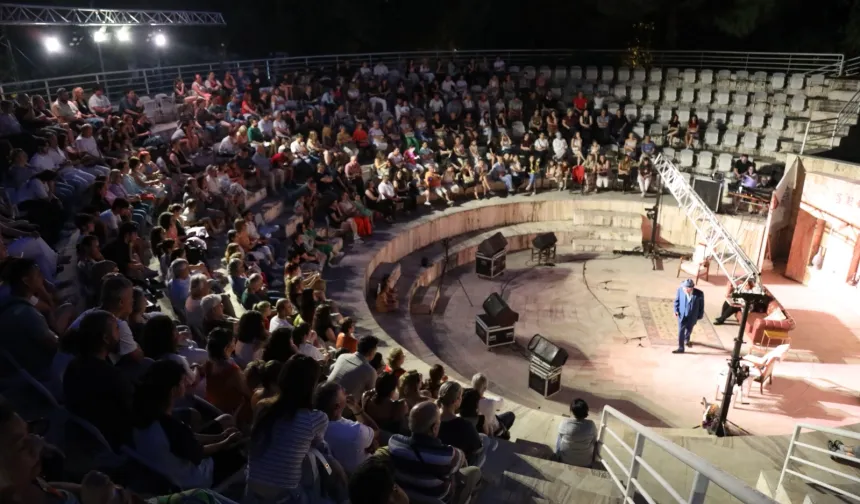 Efes Selçuk'ta sanat ve dayanışma amfi tiyatro sahnesinde