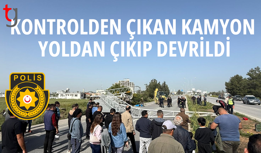 Kamyon devrildi, sürücü ve yolcu hastaneye gitmedi